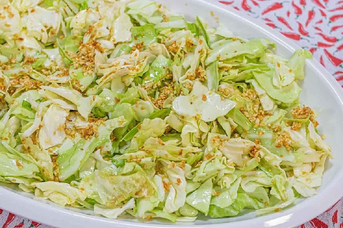 Repolho rasgado: um jeito diferente de comer salada no almoço