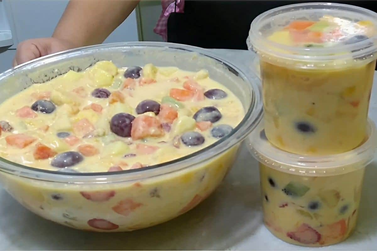 Salada de frutas bem cremosa que dá para guardar por vários dias