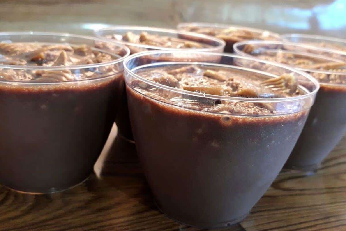 Sobremesa de chocolate bem cremosa perfeita para comer bem geladinha no final de semana