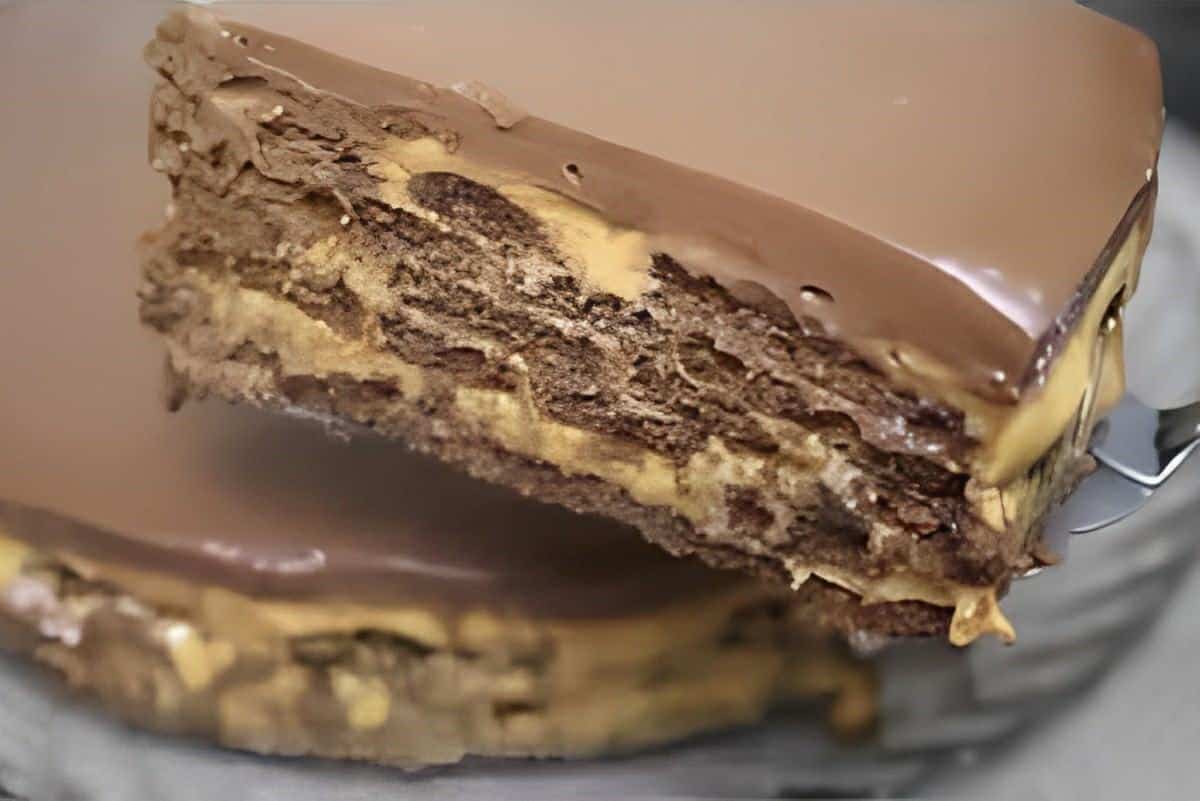 Sobremesa deliciosa e simples cremosa com bastante chocolate