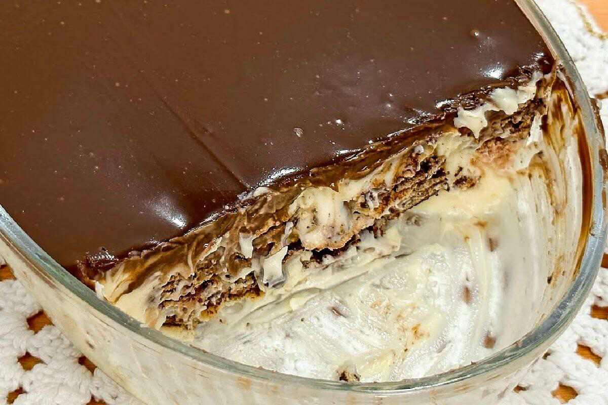 Sobremesa gelada muito cremosa com várias camadas e fácil de fazer