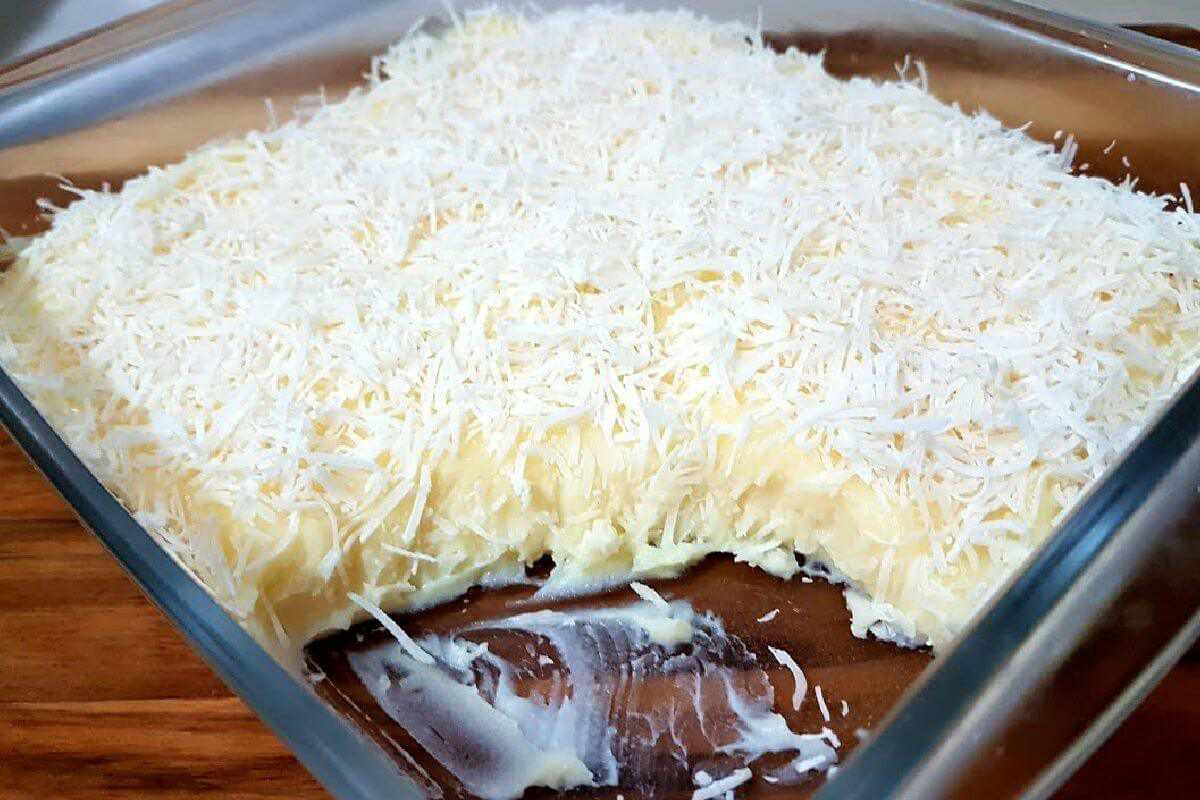 Sobremesa gelada de coco bem cremosinha e feita com poucos ingredientes