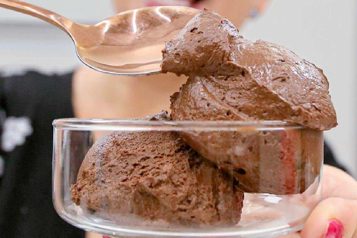 Sorvete de chocolate que não tem igual e vai só 3 ingredientes