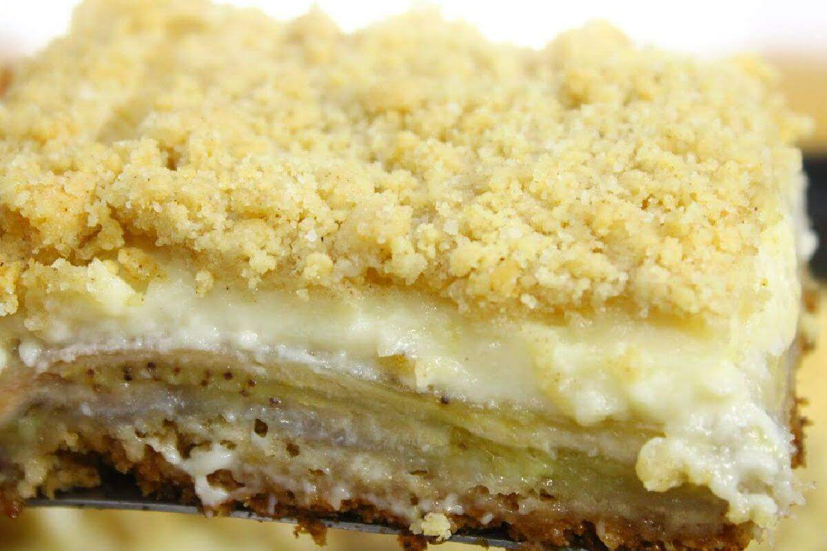 Torta de banana cremosa e com farofa doce por cima