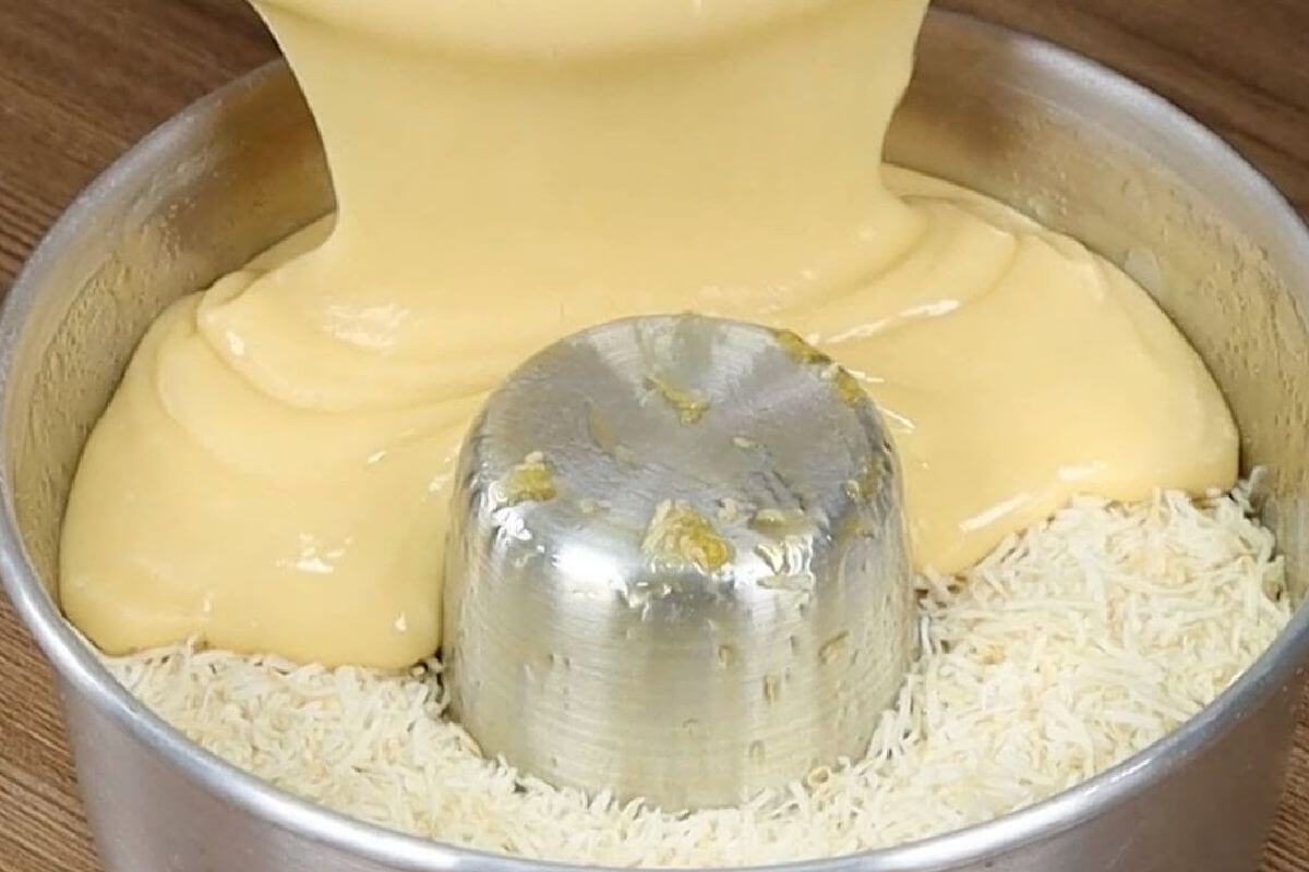 Torta de coco cremosa que é irresistível comer apenas uma pedaço só