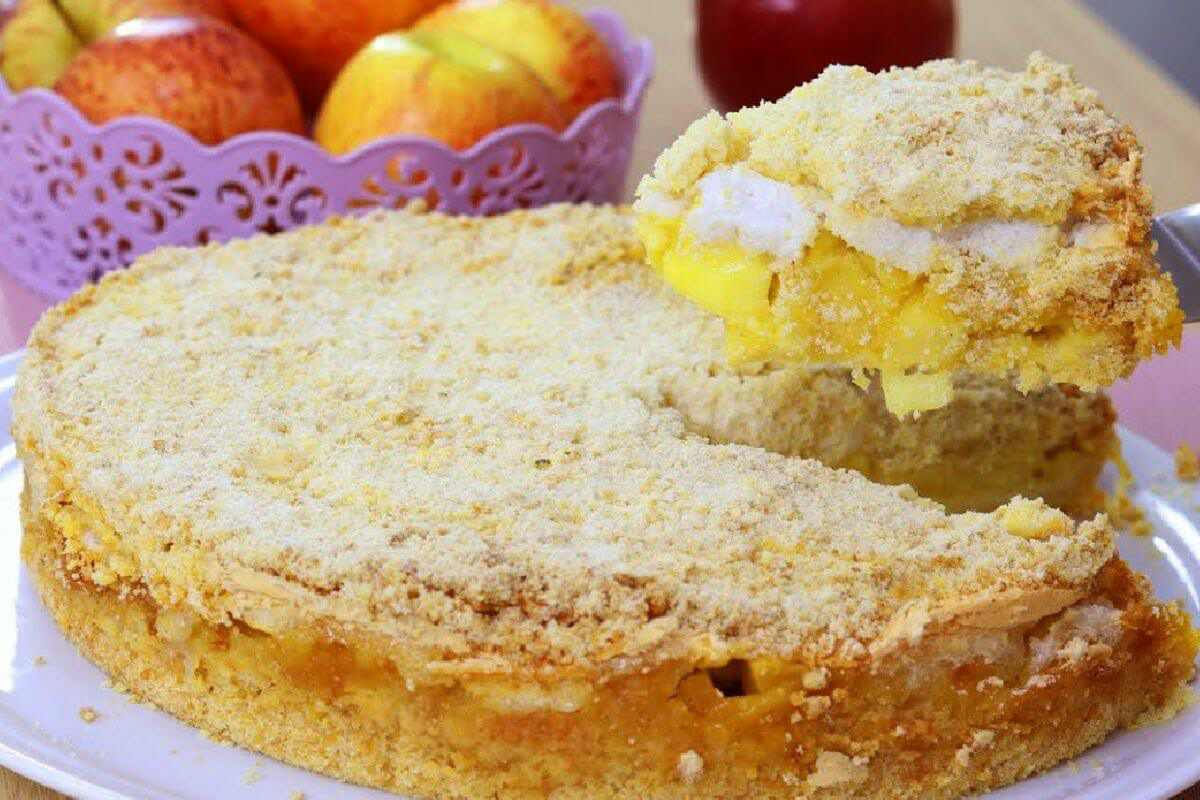 Torta de maçã especial com recheio cremoso e uma casquinha crocante