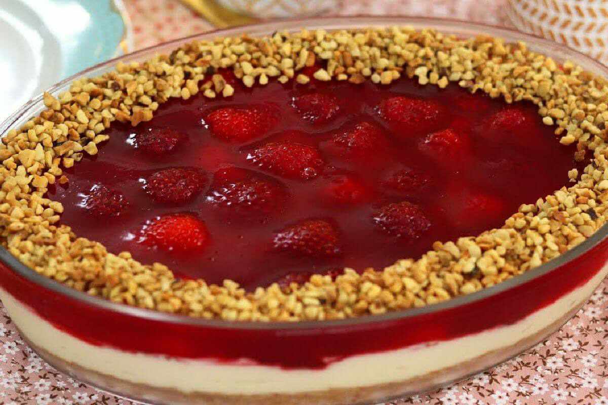 Torta de morango na travessa de dar água na boca e pedir mais um pedaço