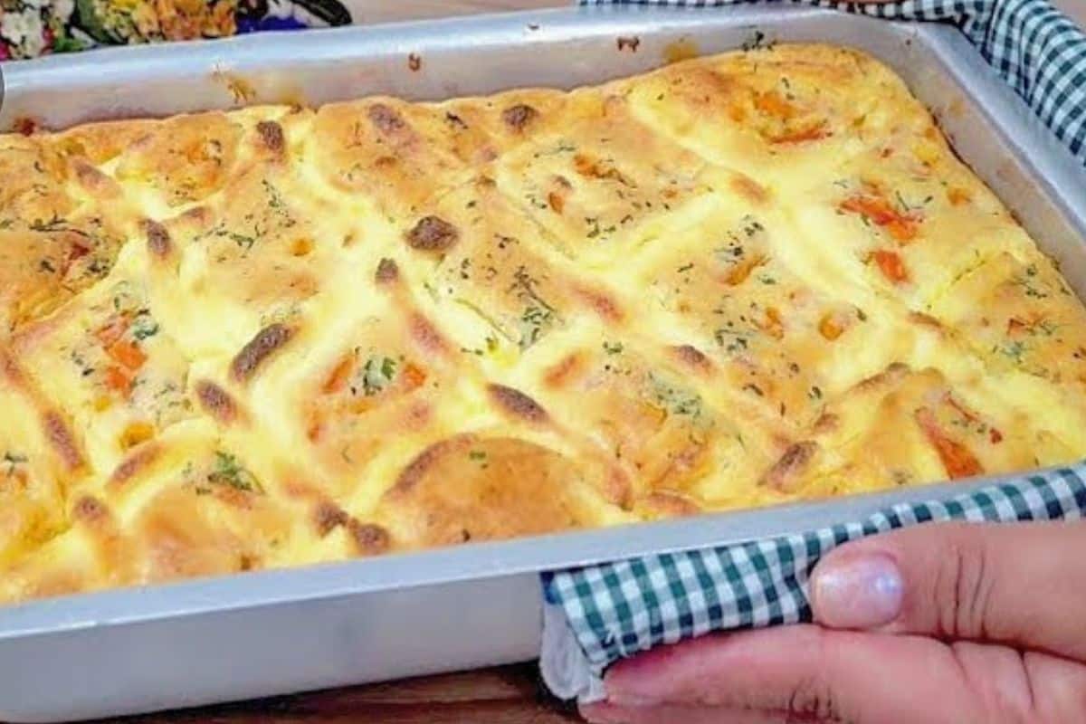 Torta salgada com uma massa deliciosa do jeito mais fácil de fazer