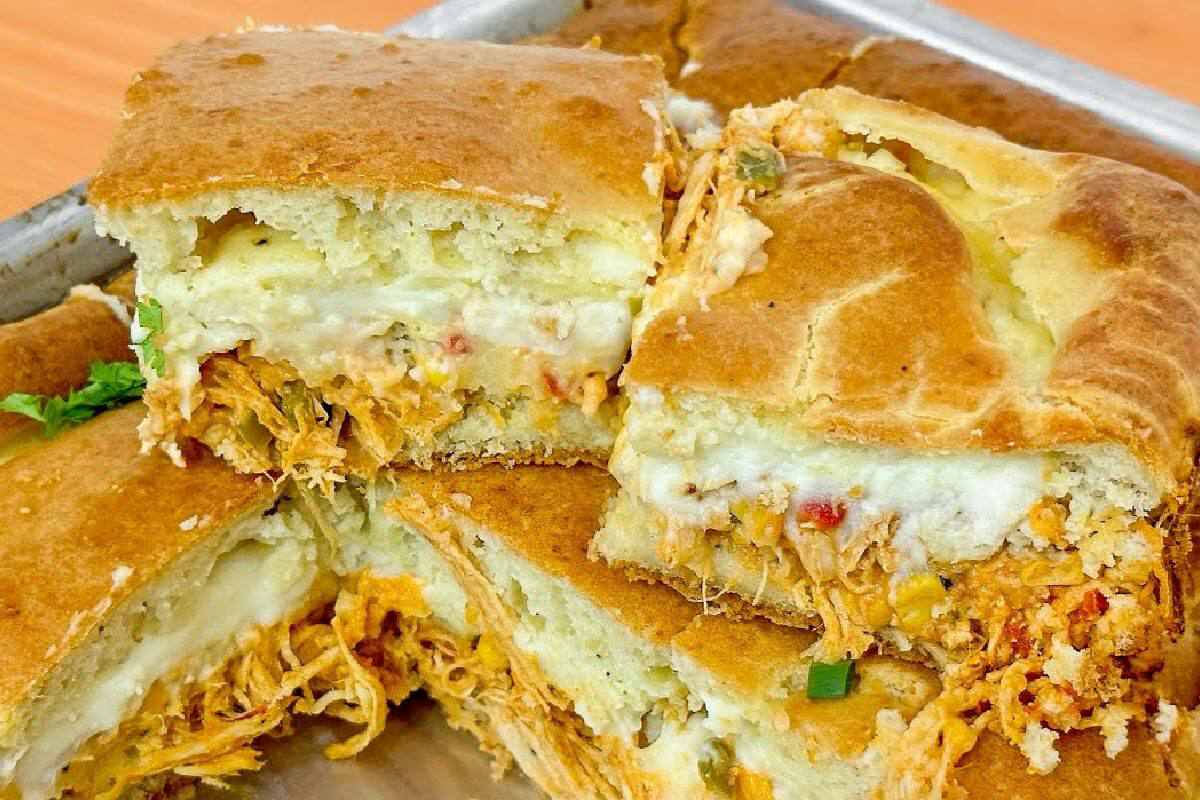 Torta salgada de frango perfeita com um recheio suculento e cremoso