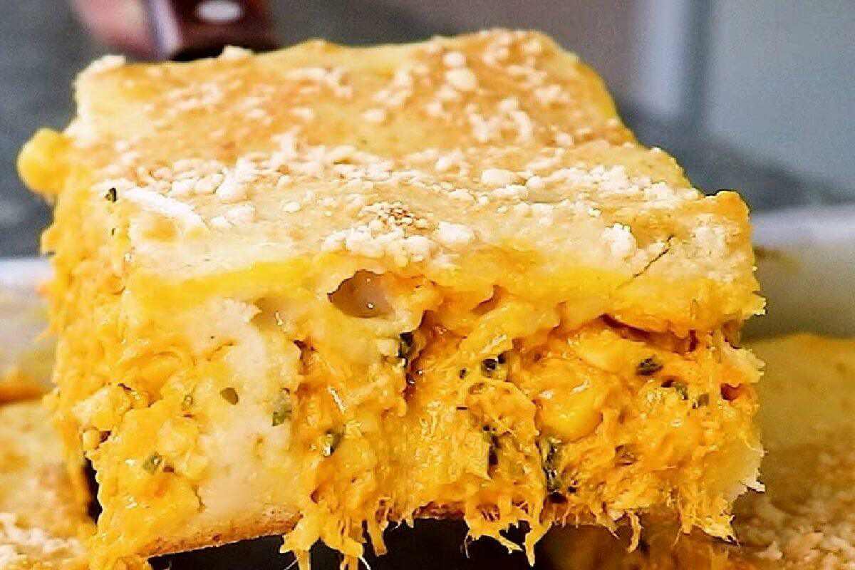 Torta salgada de frango com um recheio bem molhadinho de dar água na boca