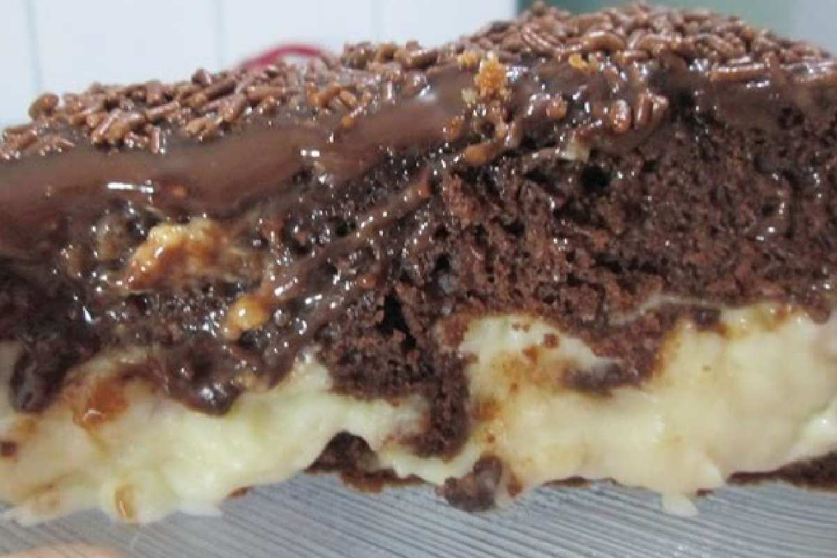 Bolo bomba de chocolate já sai recheado do forno e nunca sobra nada depois de pronto