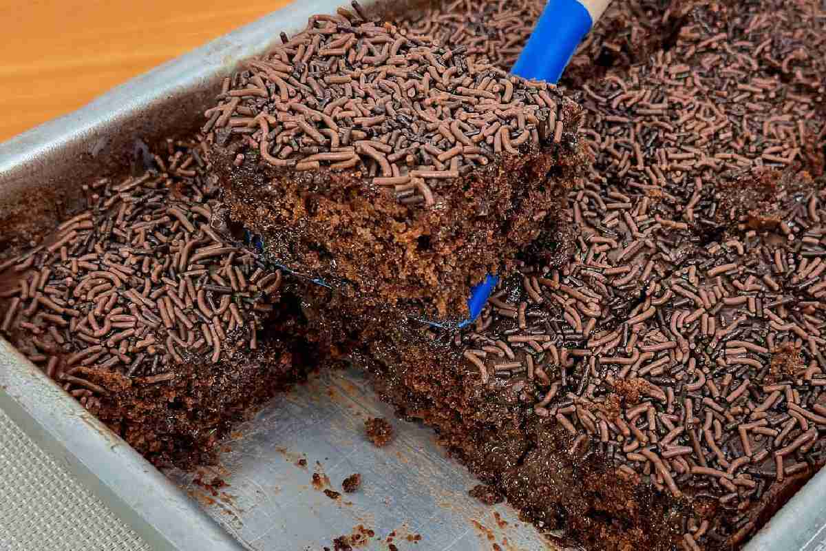 Bolo de chocolate aquele molhadinho e fofinho que nunca sai de moda