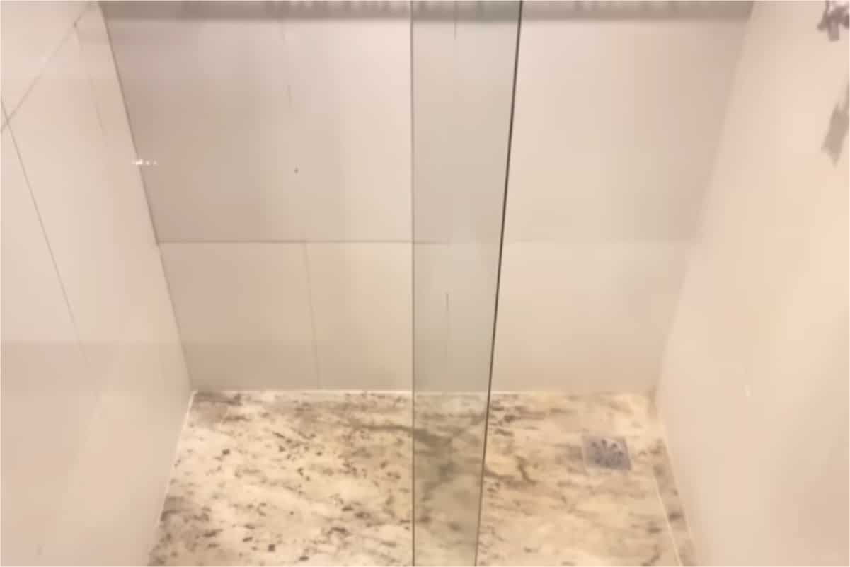 Como limpar box do banheiro de um jeito que tira todas as manchas de uma vez só