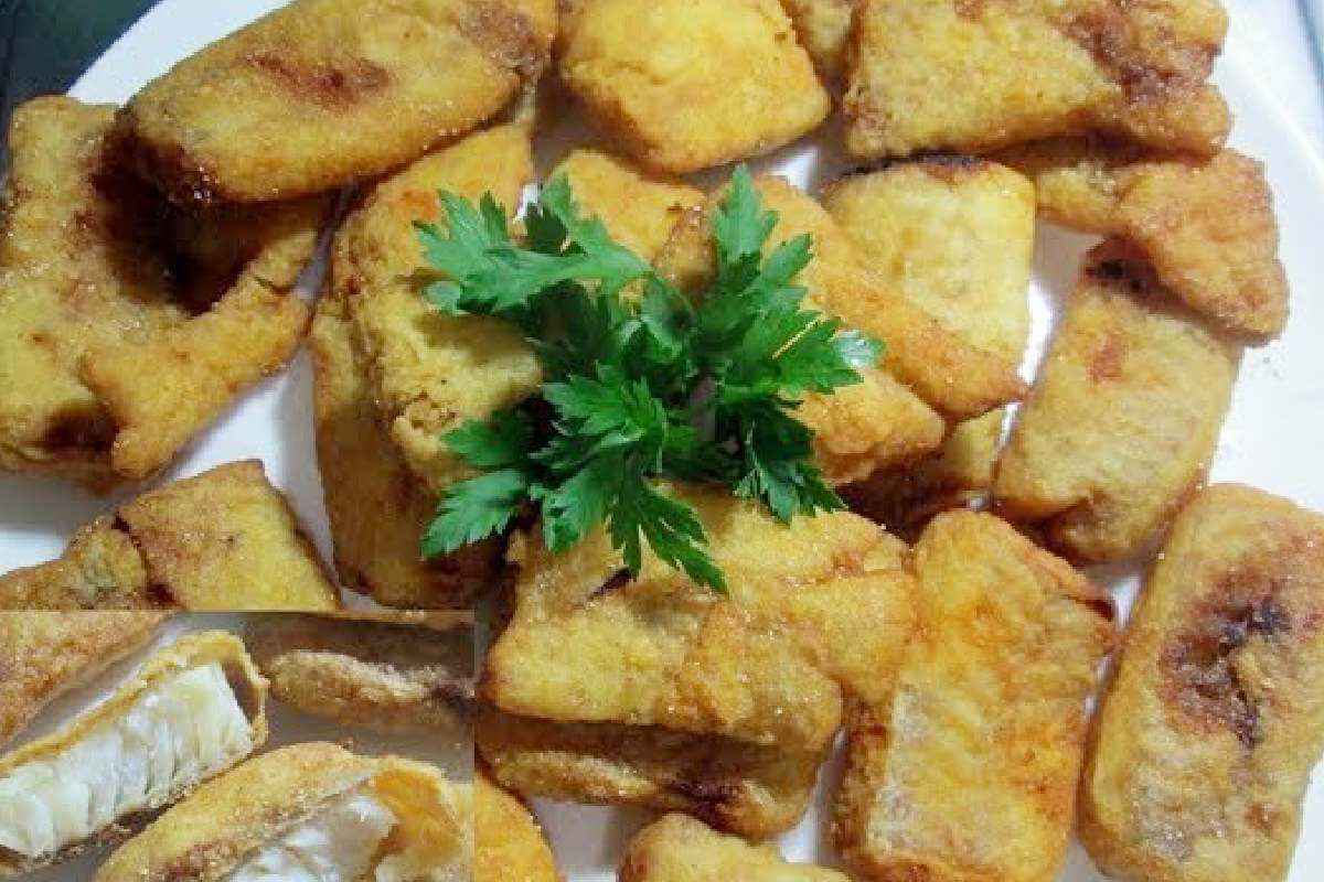 Receita de peixe frito de restaurante com um segredo para não encharcar gordura