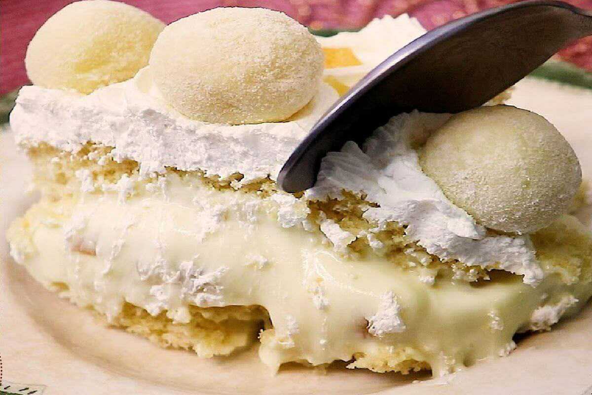 Essa versão de bolo de abacaxi com leite ninho fica espetacular você precisa experimentar