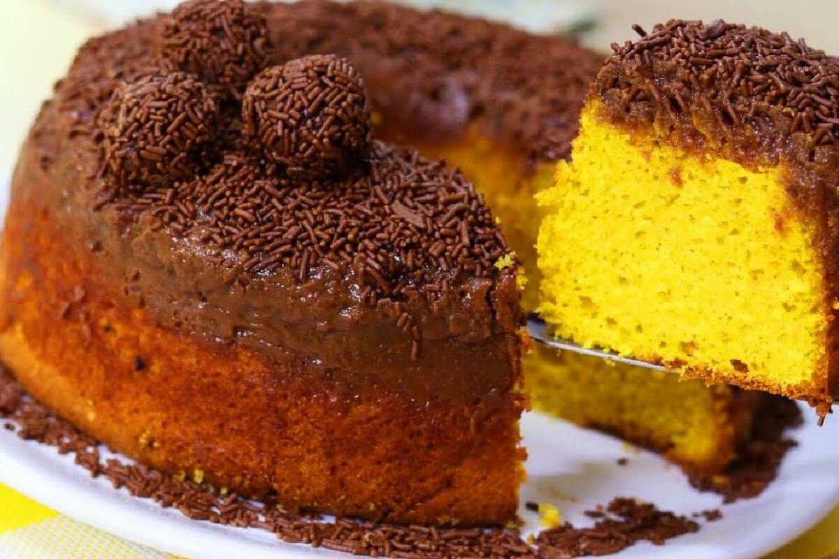 Bolo de cenoura invertido com aquela combinação com chocolate que todo mundo ama