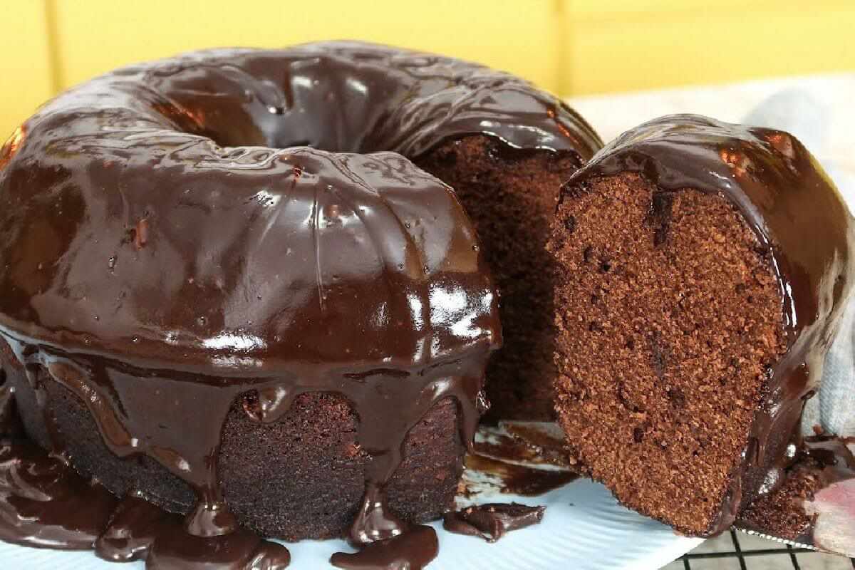 Bolo de chocolate com cobertura bem fácil de fazer e fica delicioso