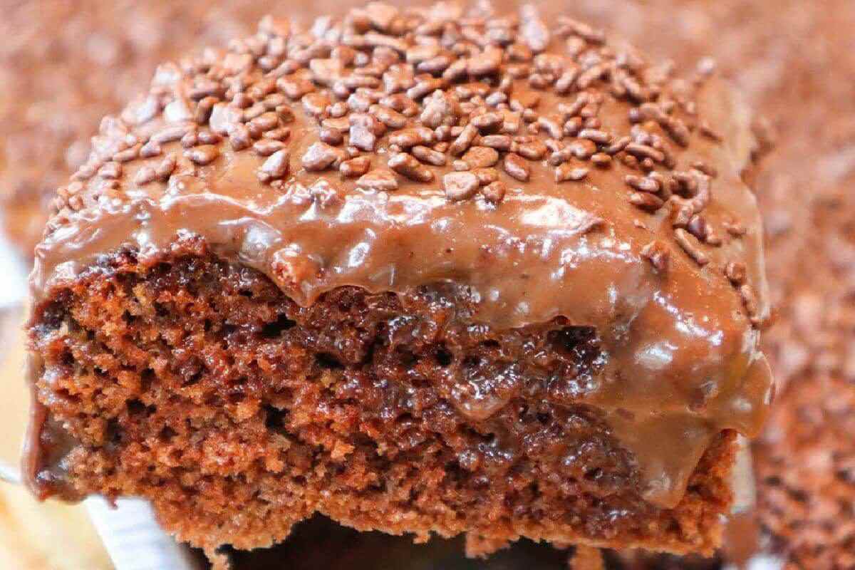 Bolo de chocolate daqueles bem molhadinhos e uma cobertura de lamber os dedos