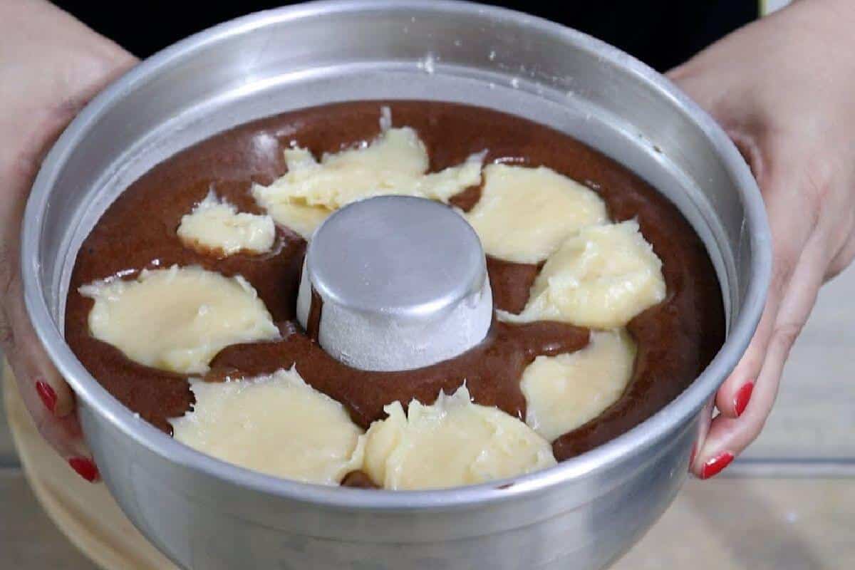 Bolo de chocolate que fica incrível e já sai recheado do forno