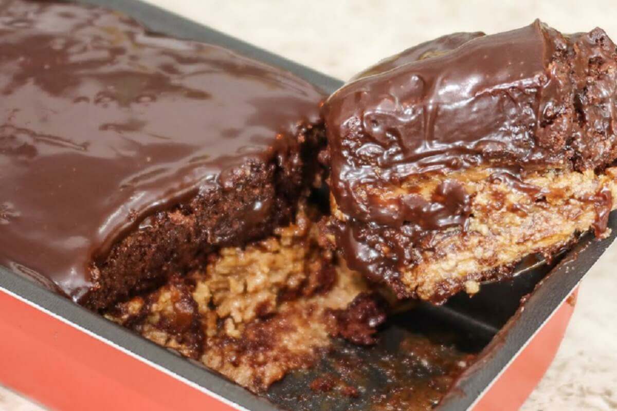 Bolo de chocolate recheado tão gostoso que todo mundo pede mais um pedaço
