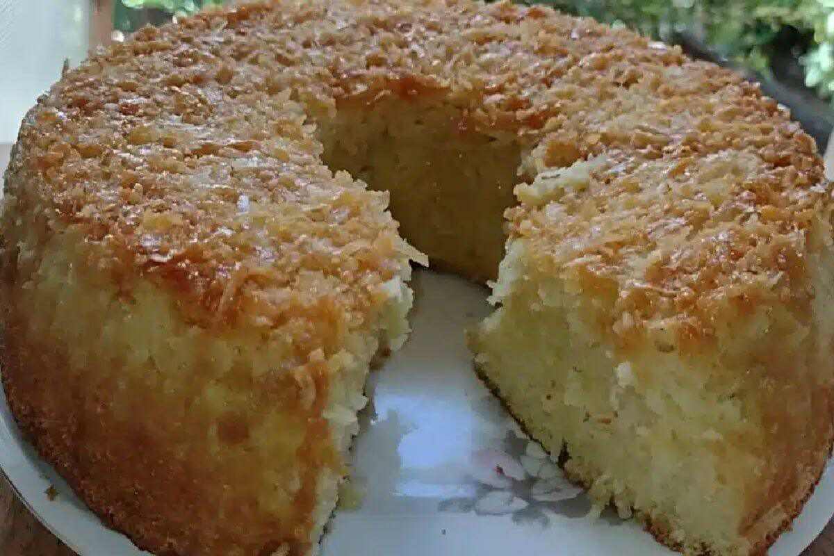 Bolo de coco delicioso que é uma opção perfeita para o lanche da tarde das suas visitas