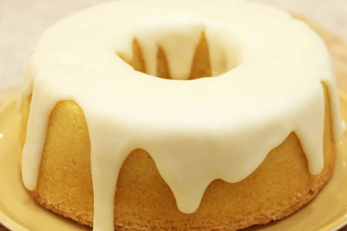 Bolo de coco fofinho e uma cobertura deliciosa e incrível por cima