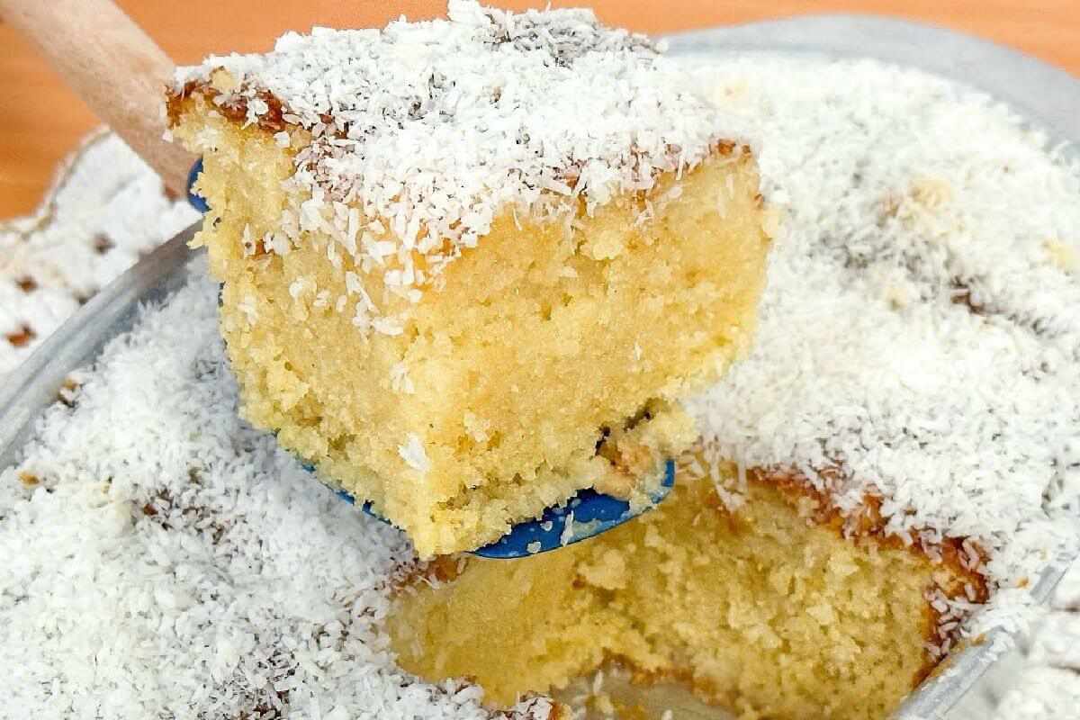 Ninguém vai resistir ao seu bolo de fubá com coco na hora do lanche da tarde