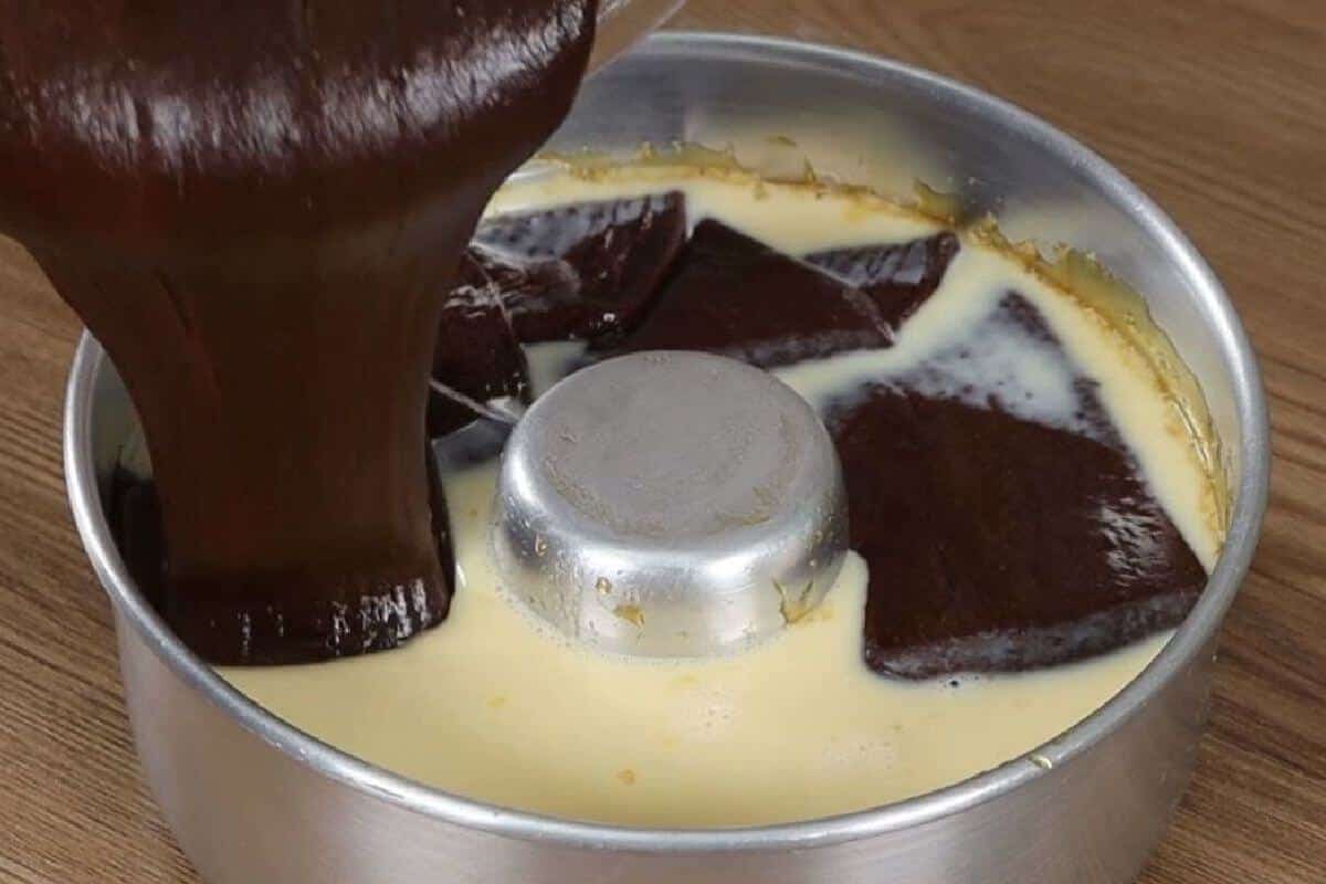 Bolo impossível de chocolate que vai deixar todo mundo louco querendo mais um pedaço