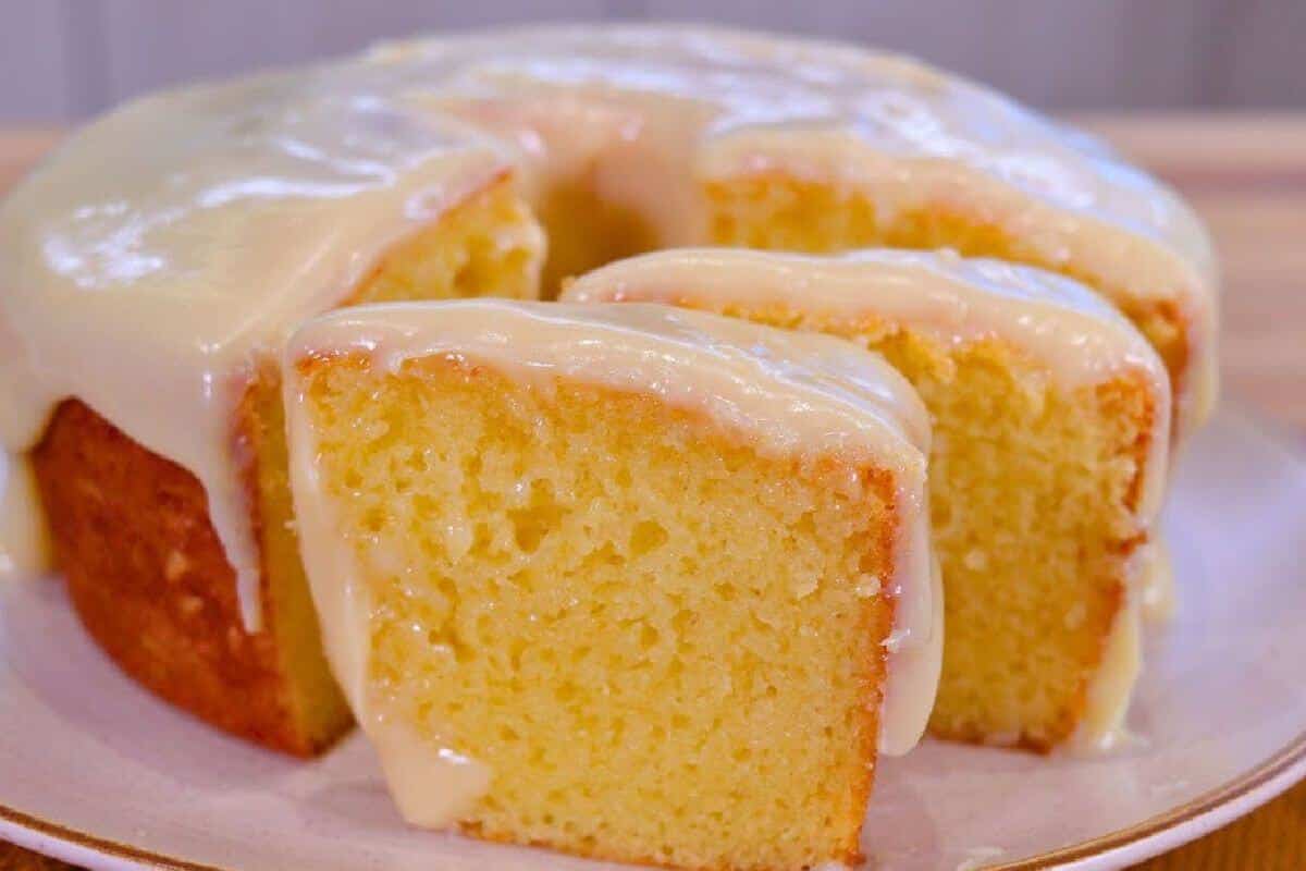 Bolo de leite condensado fofinho e úmido feito todo no liquidificador