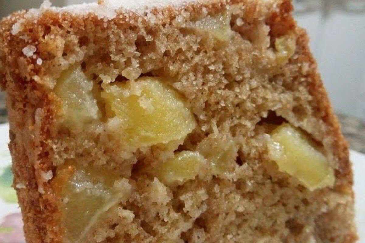 Bolo de maçã com pedacinhos da fruta que fica bem molhadinho e fofinho