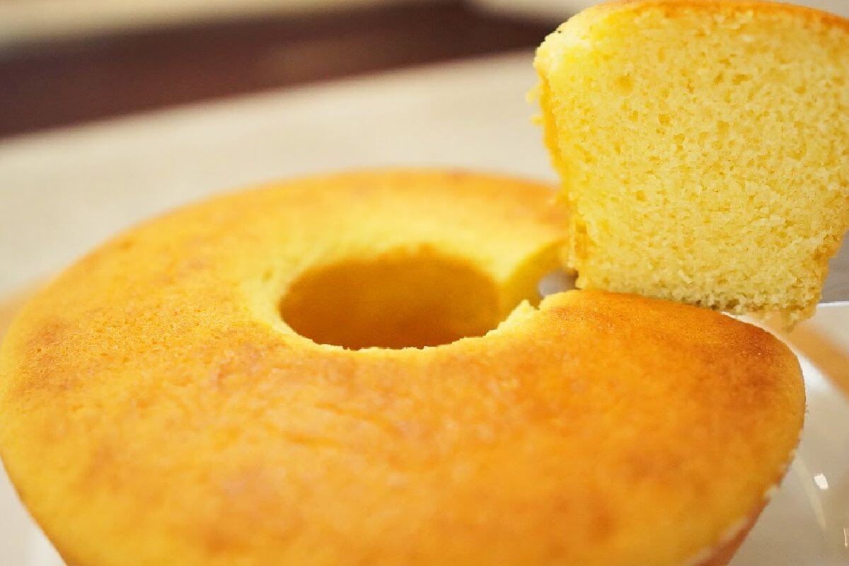 Se você tem leite condensado em casa faça esse bolo macio e fofinho que todos vão amar