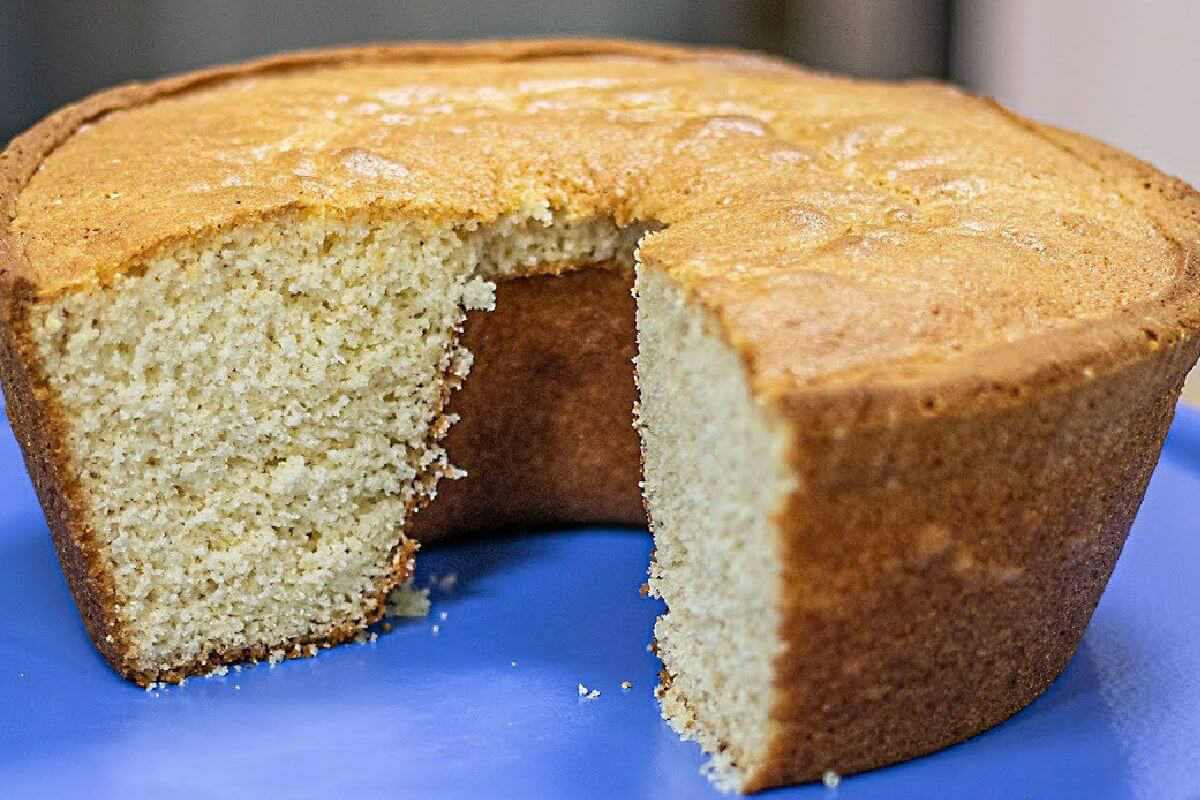 Bolo de manteiga fica pronto bem rapidinho para comer quentinho com um café