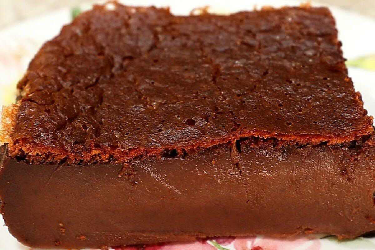Bolo mole de chocolate tão cremosão que derrete na boca
