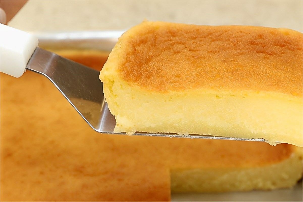 Bolo mole de mandioca tão cremosão que desmancha na boca em cada mordida