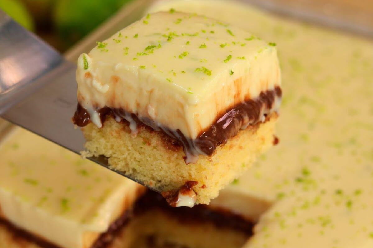 Bolo mousse de limão com uma cobertura bem cremosa que desmancha na boca
