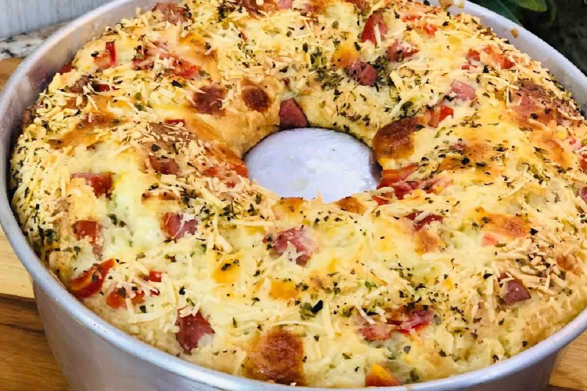 Veja como é gostoso esse bolo salgado de arroz para substituir o seu jantar