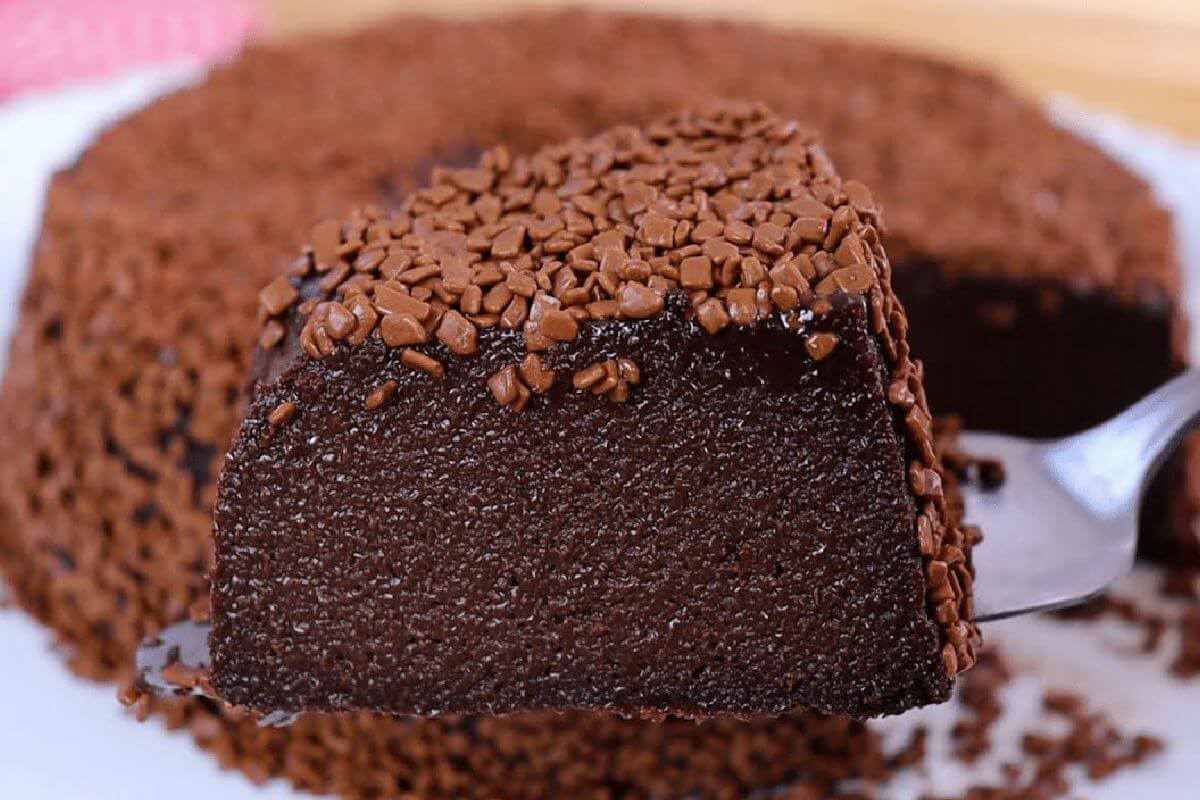 Brigadeirão cremoso bem chocolatudo para comer geladinho no final de semana