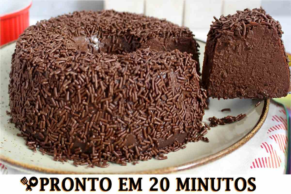 Brigadeirão tradicional que fica pronto rapidinho vai ficar perfeito como sobremesa de páscoa
