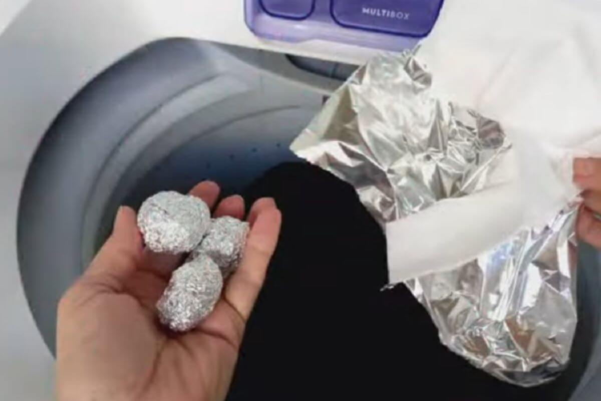 Olha que facilidade: dica para lavar roupas pretas e de lã sem pegar pelos na hora da lavagem