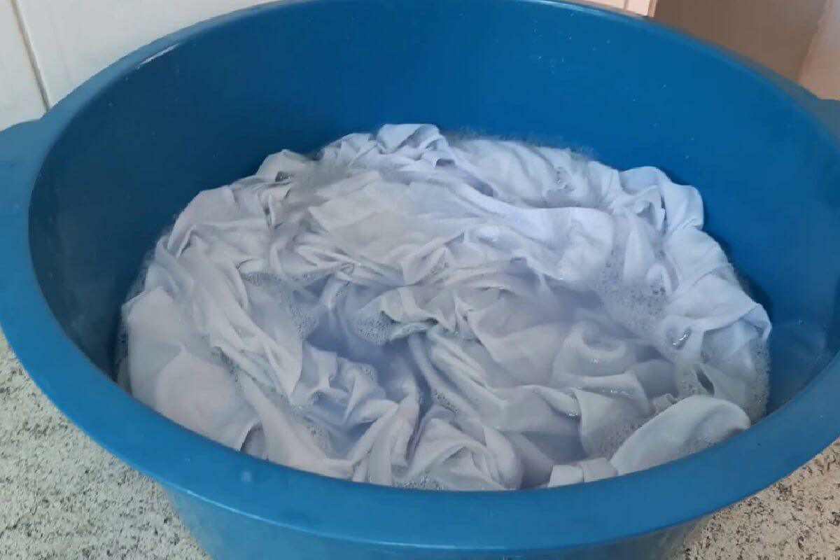 Dica para lavar roupas brancas e deixar tudo branquinho e desencardido