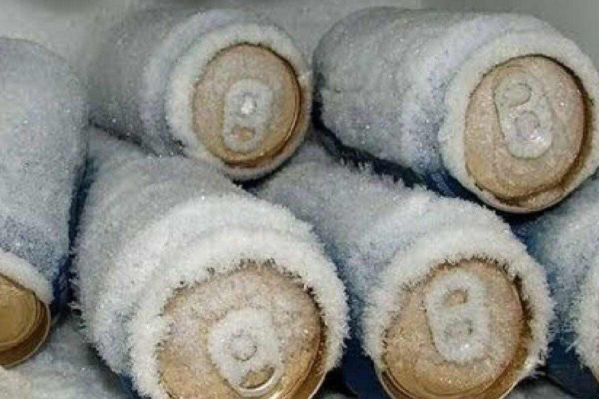 Aprenda como gelar latinha de bebida bem mais rápido que o normal