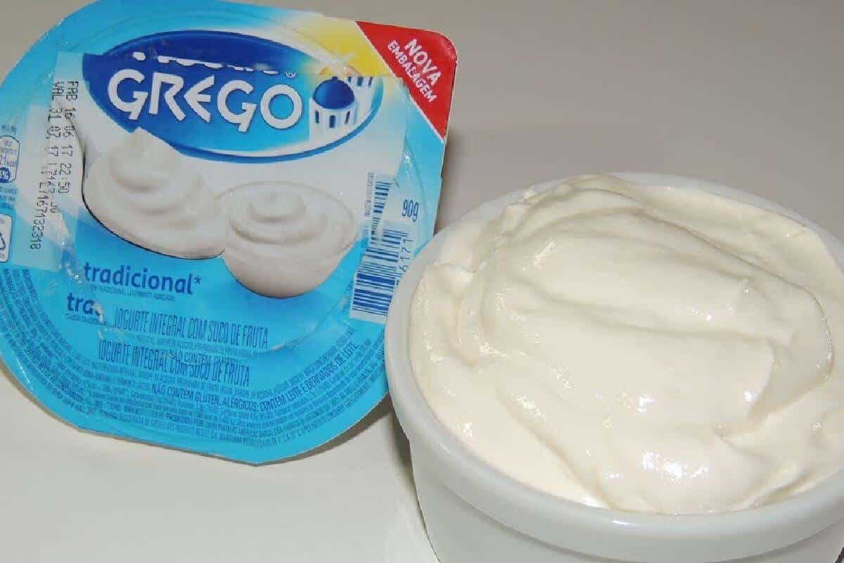 Iogurte grego caseiro que fica com uma consistência incrível depois de pronto