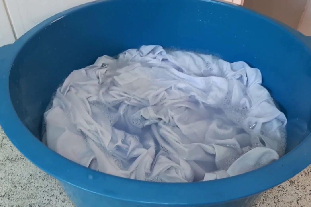 Dica para lavar roupas brancas que tira todo o amarelado e encardido em pouco tempo