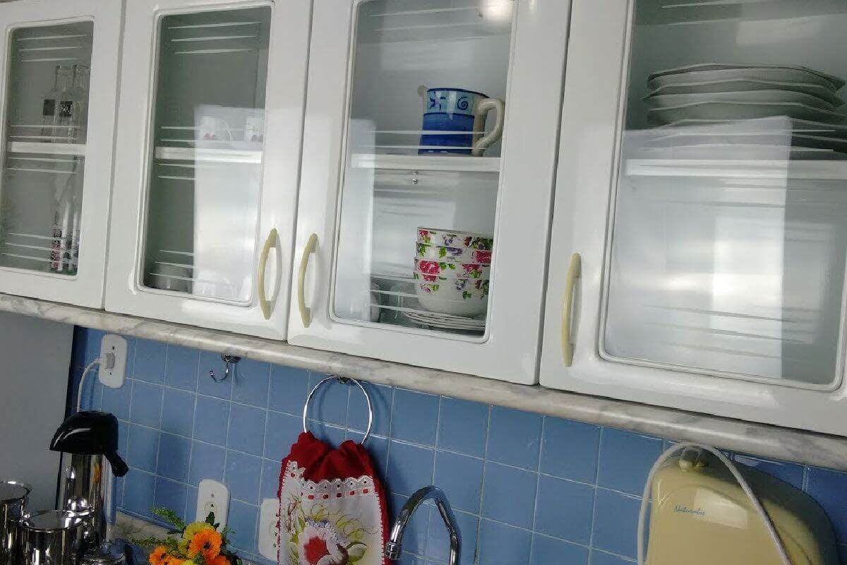 Como limpar armário branco para tirar a sujeira e não deixar manchado