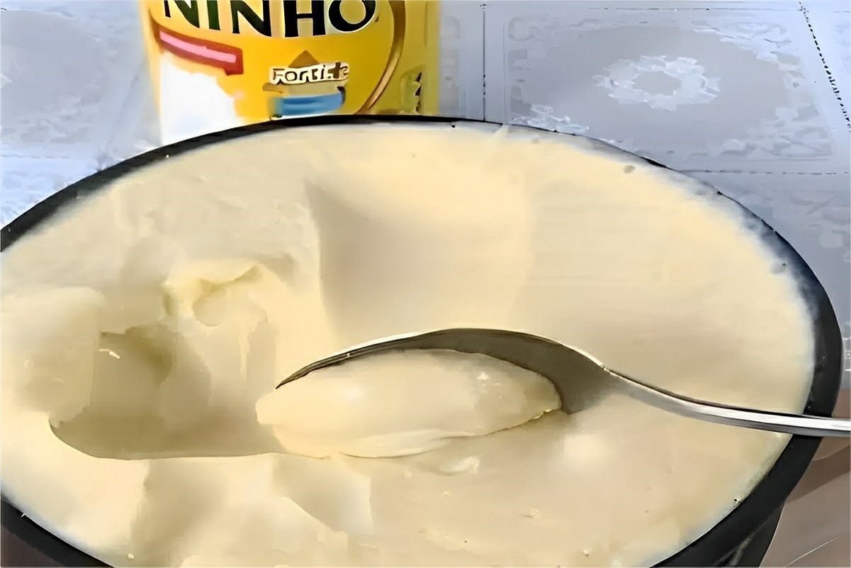 Para fazer esse mousse de leite ninho é só bater tudo no liquidificador e esperar gelar