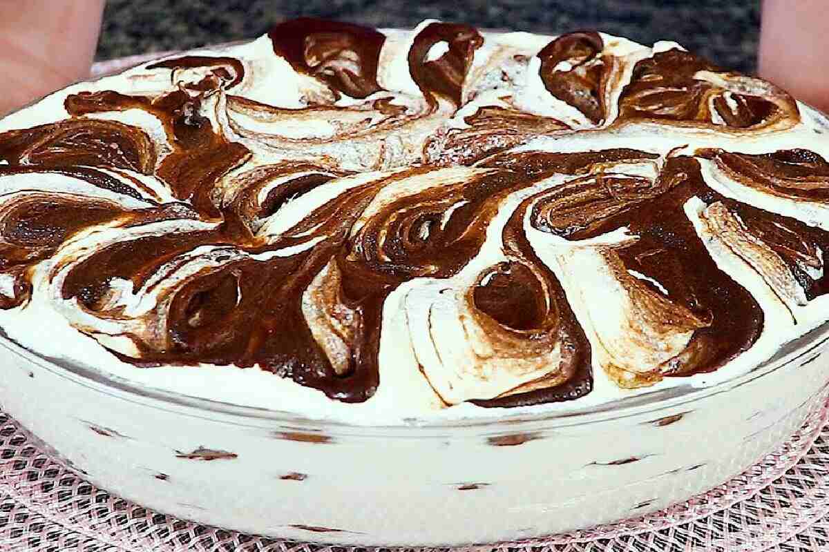 Pavê de chocolate branco delicioso para você servir na sua páscoa