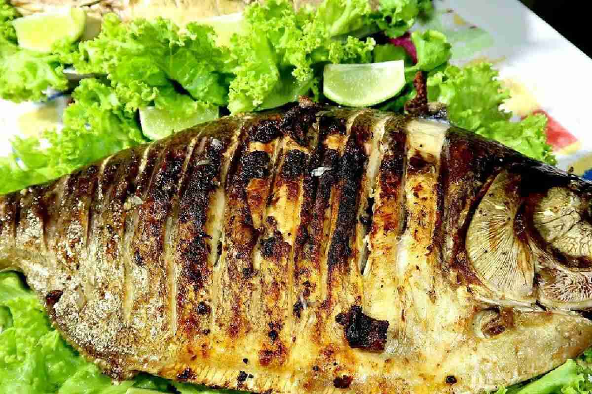Veja como preparar e temperar um peixe assado na brasa para sexta-feira santa
