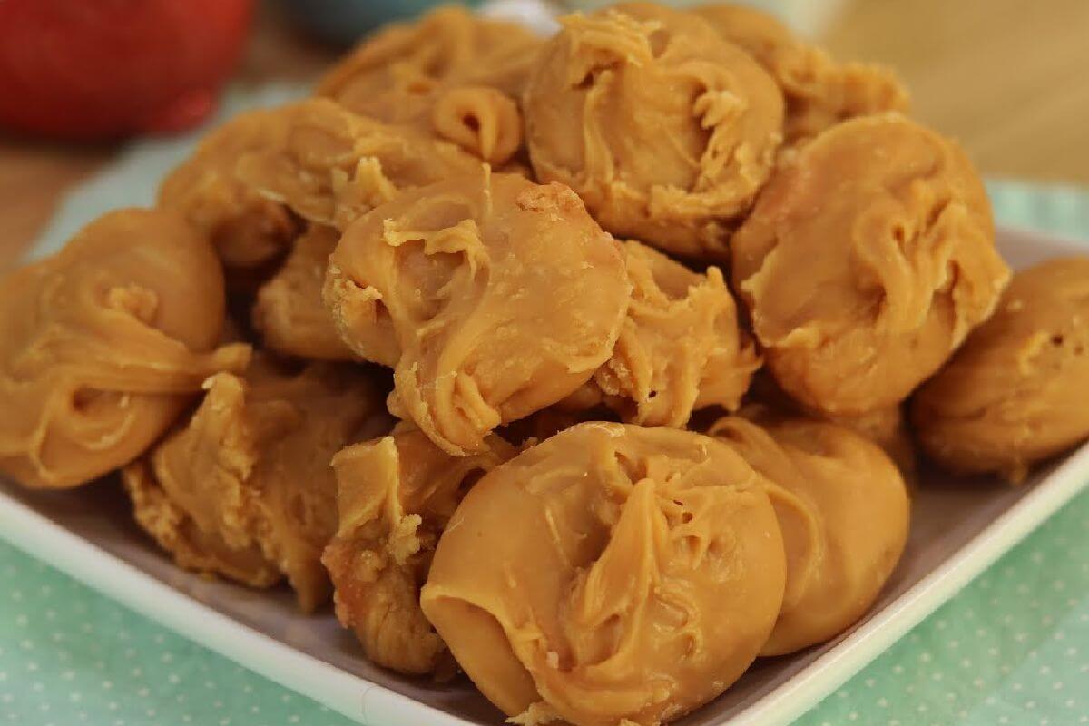 Esse pingo de leite caseiro desmancha na boca e é feito com apenas 2 ingredientes