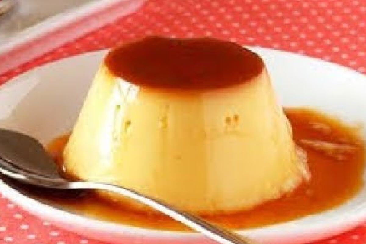 Não precisa de ovo nem de forno para fazer esse pudim de pote delicioso