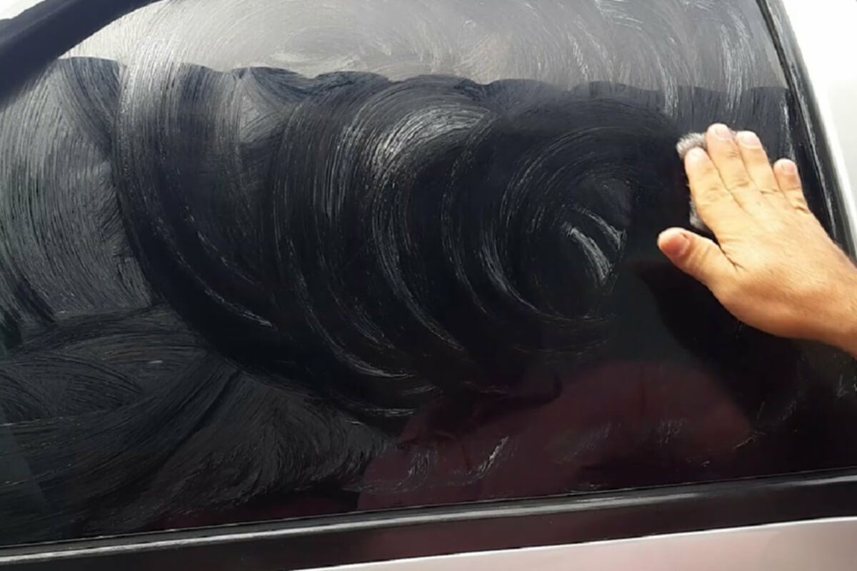 Veja como remover riscos do vidro do carro de um jeito fácil e eficiente